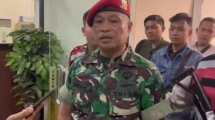 James Makapedua langsung meminta maaf kepada Panglima TNI, KASAD, dan Danjen Kopassus setelah dirinya mengenakan Pakaian Dinas Lapangan (PDL) TNI AD berpangkat Pelda lengkap dengan baret merah Kopassus di sidang PN Tangerang, Senin (5/8/2024).