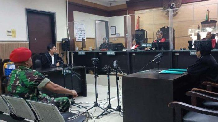James Makapedua mengenakan Pakaian Dinas Lapangan (PDL) TNI AD berpangkat Pelda lengkap dengan baret merah Kopassus di sidang PN Tangerang, Senin (5/8/2024).