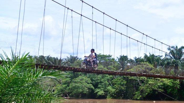 Cagub Sumut, Edy Rahmayadi saat meninjau jembatan di Kabupaten Palas. Ia berjanji akan memperbaiki jembatan tersebut bila Kembali menjabat sebagai Gubernur Sumut