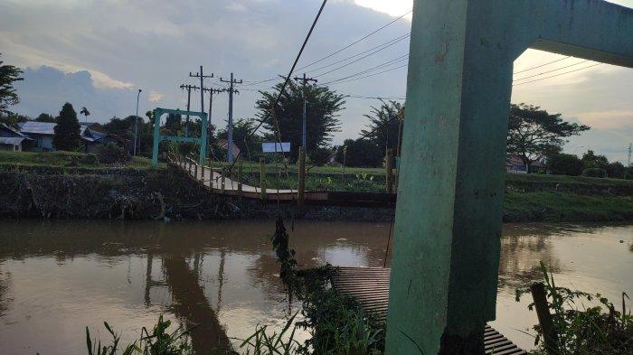 Kondisi jembatan yang putus di Jalan Kol Yos Sudarso Lingkungan II Gang Titi Bambu Kelurahan Martubung Kecamatan Medan Labuhan Kota Medan, Rabu (11/10). Menurut warga, jembatan ini putus dikarenakan banjir beberapa bulan lalu.