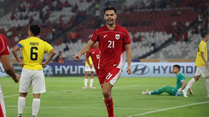 SELEBRASI - Penyerang Timnas U23 Indonesia, Jens Raven selebrasi usai cetak gol ke gawang Brunei Darussalam U23 pada penyisihan grup A Piala AFF U23 2025 di Stadion Utama Gelora Bung Karno, Selasa (15/7/2025).