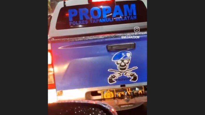 TABRAK LARI: Jepretan layar diduga mobil dinas Profesi dan Pengamanan (Propam) Polres Tapanuli Selatan menabrak, lalu melarikan diri di Kota Medan, Minggu (6/7/2025) malam. Dalam mobil terlihat sepasang remaja memakai kendaraan dinas.