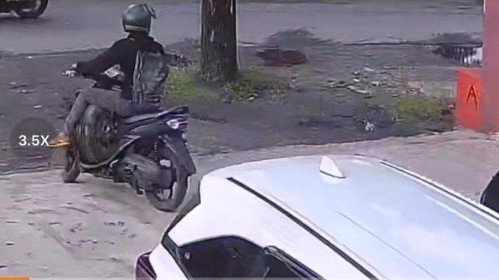 Jepretan layar maling ban serap mobil beraksi di depan salon di Jalan AH Nasution, Medan Johor, Rabu (1/5/2024) sore.