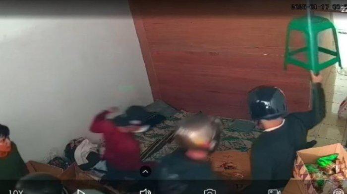 Jepretan layar sekelompok orang diduga geng motor menyerang dan menjarah sebuah warung kelontong di Jalan Karya, Kelurahan Karang Berombak, Kecamatan Medan Barat, Jumat (18/1/2025). Satu orang dikabarkan luka-luka akibat digebuki.