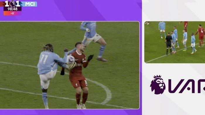 Momen Jeremy Doku tendang dada Alexis Mac Allister yang bikin Liverpool gagal dapat penalti saat hadapi Man City di Liga Inggris (10/3/2024).