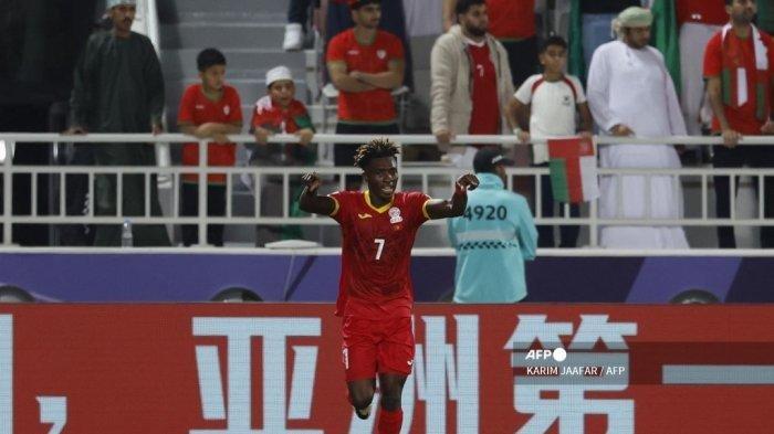 Penyerang Kirgistan, Joel Kojo, menjadi salah satu trending topik Twitter di Indonesia setelah membantu Timnas Indonesia lolos ke 16 besar Piala Asia 2023. (Tangkapan layar Twitter)
