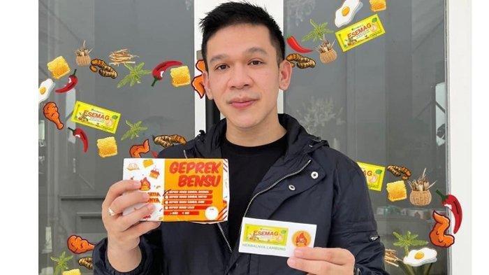 Jordi Onsu menunjukkan produk makanan yang dirintisnya Geprek Bensu (Instagram @jordionsu)