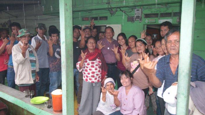Ketua DPD PDI Perjuangan Sumut Drs Rapidin Simbolon MM foto bersama dengan tim usai konsolidasi di Desa Simasom Toruan Kecamatan Pahae Julu Tapanuli Utara, Jumat (17/11/2023) dalam rangka memenangkan PDI-P dan Capres-Cawapres Ganjar-Mahfud MD.