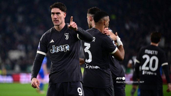 Penyerang Juventus asal Serbia #09 Dusan Vlahovic