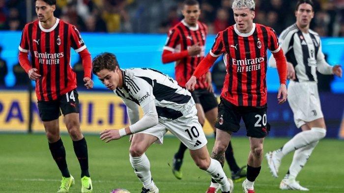 Bek AC Milan Alejandro Jimenez Sanchez berebut bola dengan penyerang Juventus Kenan Yildiz selama pertandingan semifinal Piala Super Italia antara Juventus vs AC Milan di Stadion Al-Awwal di Riyadh pada 4 Januari 2025. ((FADEL SENNA / AFP))