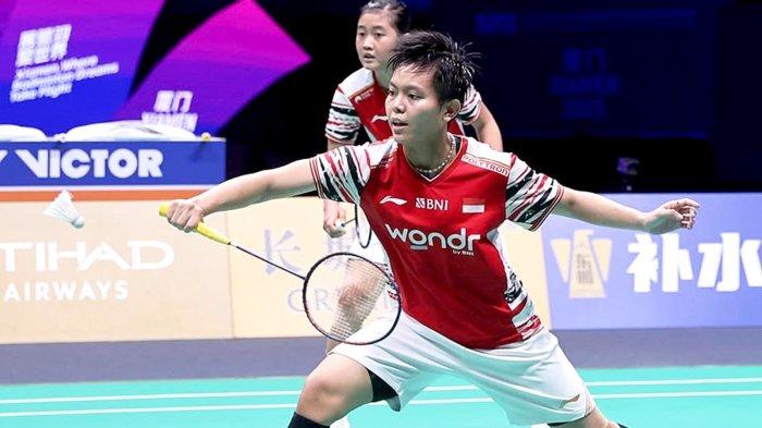 KALAH - Pebulutangkis Indonesia Siti Fadia Silva Ramadhanti mengembalikan bola pada pertandingan semifinal Piala Sudirman versus Korea Selatan di Fenghuang Gymnasium, Xiamen, China, Sabtu (3/5). Indonesia kalah 2-3 dari Korea dan gagal melaju ke babak final.
