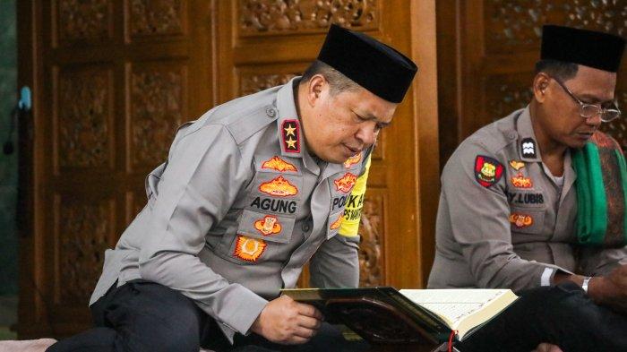 Kapolda Sumut, Irjen Pol Agung Setya Imam Effendi, sela-sela Khatmil Al Qur'an dalam rangka memperingati Isra Miraj di Masjid Al Hidayah Mapoldasu, Senin (12/2/2024) Pagi.