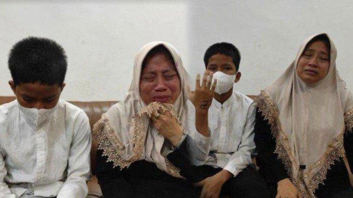 KASUS BULLYING DI MEDAN: Tangis pilu seorang ibu yang tahu anaknya dibully oleh teman sekolah hingga alumni. Bahkan tangan sang anak dibakar dan dipaksa minum air ludah pelaku. Bullying ini diketahui dialami Muhammad Habib (14), siswa MAN 1 Medan, Kamis (24/11/2023). (Tribun Medan/Fredy Santoso)