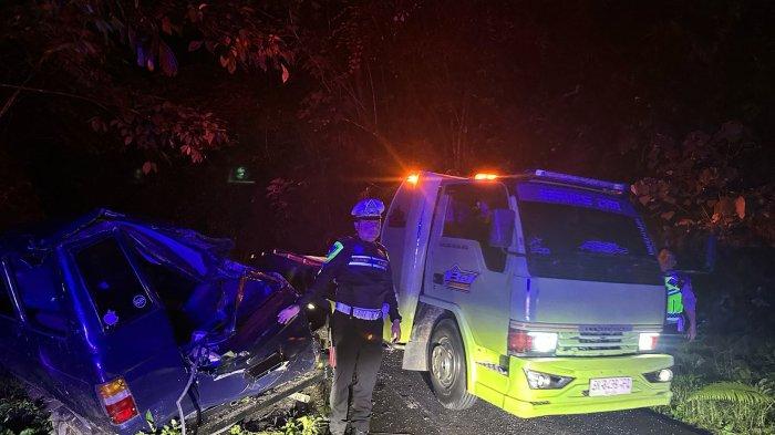 KECELAKAAN - Diduga hilang kendali satu unit mobil Kijang Super BK 1470 FJ warna biru terjun ke jurang di Jalan Lintas Langkat-Karo tepatnya di Dusun Pamah Semelir, Desa Telagah, Kecamatan Sei Bingai, Kabupaten Langkat, Sumatera Utara, pada Senij (7/4/2025) malam. Akibat kejadian itu, tiga orang dilaporkan meninggal dunia dalam insiden tersebut. Ketiganya diketahui adalah suami, istri dan anak.