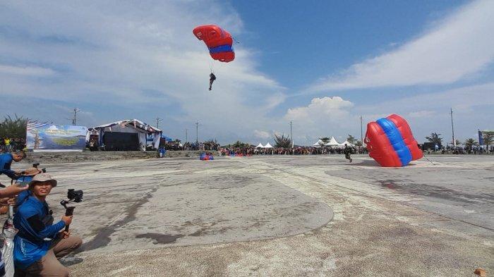 Suasana kegiatan Kepri Navy Open Water Swimming 2024 di Tugu Sirih Emas memukau masyarakat Kota Tanjungpinang, Sabtu (8/6) pagi.