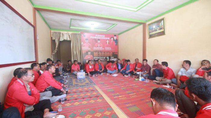 Ketua DPD PDI Perjuangan Sumut Drs Rapidin Simbolon MM bersama Ketua DPC PDIP Humbahas Oloan Paniaran Nababan dan Ketua PAC PDIP Dolok Sanggul rapat konsolidasi dengan tim di Posko Pemenangan PDI-Perjuangan dan Ganjar-Mahfud Calon Presiden-Wakil Presiden RI Kabupaten Humbang Dolok Sanggul, Selasa (16/1/2024).