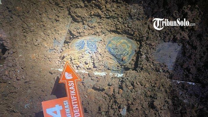 DIDUGA KORBAN PEMBUNUHAN - Evakuasi jenazah diduga korban pembunuhan di belakang rumah salah satu warga Dusun Brubuh RT 04 RW 01, Desa Ngadirojo Lor, Wonogiri, Kamis (1/5/2025). Berdasarkan informasi yang beredar, korban adalah Dwi Hastuti (48) warga Desa/Kecamatan Baturetno. Korban dilaporkan hilang hilang usai meninggalkan rumah sejak 10 Februari 2025 lalu.