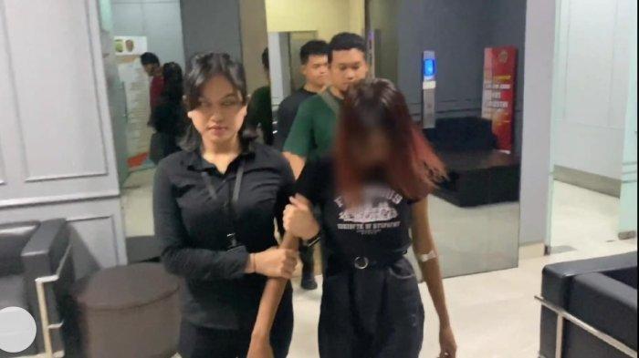 KS (17) tega membunuh ayah kandungnya di Pondok Bambu, Duren Sawit, Jakarta Timur. Pelaku telah ditangkap dan ditahan.