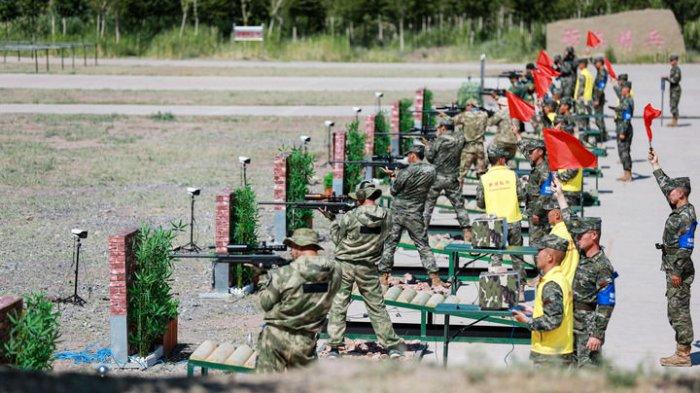 SNIPER INTERNASIONAL: Peserta berkompetisi di pangkalan pelatihan Pasukan PAP China di Urumqi selama Kompetisi Penembak Jitu Internasional