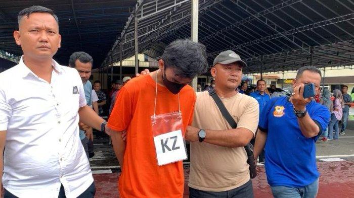 KZ (23) satu dari enam pelaku pembunuhan yang ditangkap polisi saat dihadirkan saat konferensi pers di Polrestabes Medan, Kamis (28/12/2023).