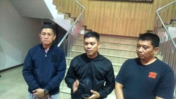 Kabid Humas Polda Sumut Kombes Pol Hadi Wahyudi SH SIK bersama Kapolrestabes Medan Kombes Valentino Tarigan dan Kapendam I Bukit Barisan Kolonel Inf Riko Siagian menyampaikan klarifkasi terkait kedatangan sejumlah TNI Mapolrestabes Medan, Jalan HM Said, Kecamatan Medan Perjuangan, Sabtu (5/8/2023).