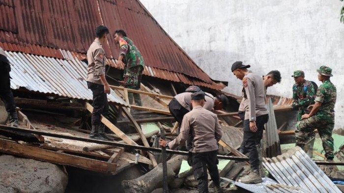 Polda Sumut menurunkan sejumlah personel untuk melakukan pencarian korban bencana alam tanah longsor yang terjadi di Dusun III, Desa Simangulampe, Kecamatan Bakti Raja Bakkara, Kabupaten Humbang Hasundutan (Humbahas), Sabtu (2/12/2023).