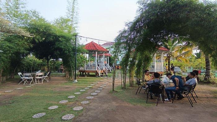 Kafe The Cups and Co dengan konsep estetik yang berada di Jl. T. Amir Hamzah no. 71, Helvetia, Kota Medan.