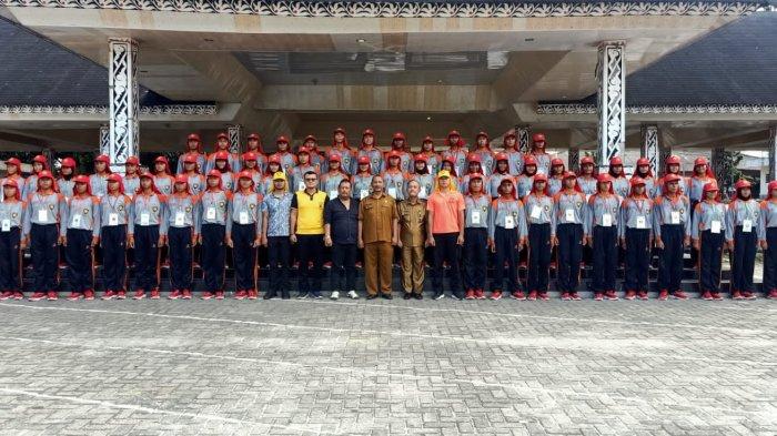 Kakan Kesbangpol Pematang Siantar, Ali Akbar bersama para Paskibraka Kota Pematang Siantar untuk pengibaran HUT RI 17 Agustus 2023