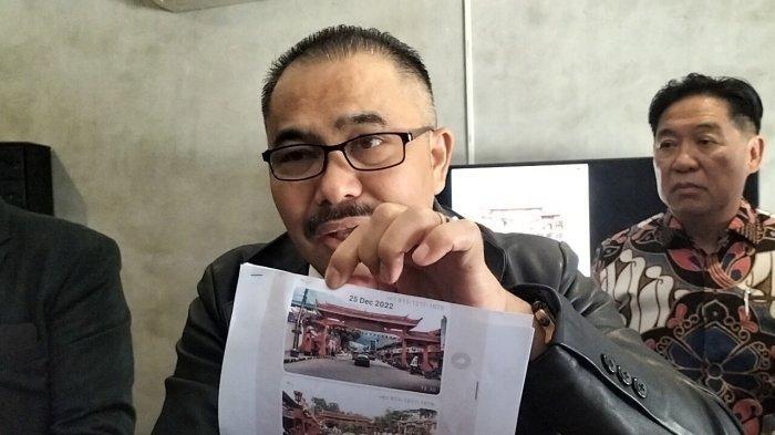 Kamaruddin tunjukkan barang bukti video panas Dirut PT Taspen, waktu lalu.