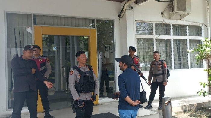 Kantor Dinas PUPR Sumut Digeledah KPK. Petugas kepolisian berjaga di depan kantor Dinas PUPR Sumut membatasi gerak jurnalis yang malalukan tugas peliputan, di Jalan Sakti Lubis Selasa (1/7/2025)