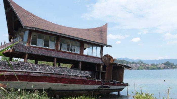Kondisi kapal berarsitektur rumah Batak, kapal iconik Danau Toba Kabupaten Samosir yang pernah menghasilkan PAD sedikitnya 600 Juta hingga 2019 lalu untuk Kabupaten Samosir ini, ditemukan terperonggok di Pantai Silima Tali, Desa Tomok Kecamatan Simanindo Samosir, Sabtu (30/9/2023) lalu.