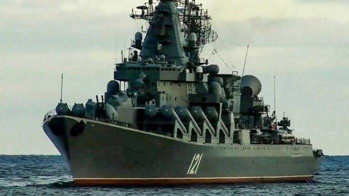 Kapal penjelajah perang Rusia Moskva saat latihan di Laut Hitam di luar pelabuhan Sevastopol di Krimea, 12 Februari 2022.