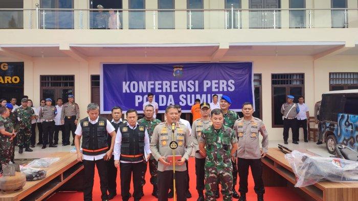 Kapolda Sumut Komjen Pol Agung Setya Imam (tengah), memaparkan kasus pembakaran rumah Sempurna Pasaribu yang menewaskan empat orang, di Mapolres Tanah Karo, di Jalan Veteran, Kabanjahe, Senin (8/7/2024).