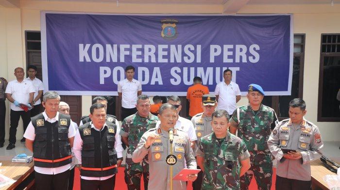 Kapolda Sumut Komjen Agung Imam Setya Efendi SIK MSi didampingi Kabid Humas Polda Sumut Kombes Pol Hadi Wahyudi SH SIK, Kapolres Tanah Karo AKBP Wahyudi Rahman SH SIK MM bersama Pangdam I/BB Mayjen TNI Mochammad Hasan, memberikan keterangan saat menghadiri rilis pengungkapan kasus pembakaran rumah Sempurna Pasaribu, di Polres Tanah Karo, di Jalan Veteran, Kabanjahe, Senin (8/7/2024).
