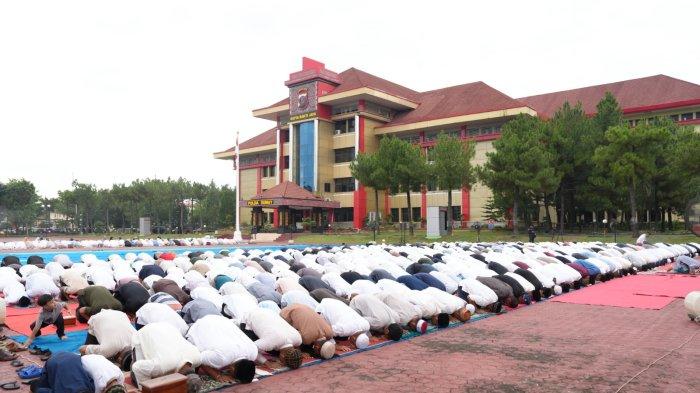 Kapolda Sumut Irjen Pol Agung Setya Imam Effendi bersama jajaran Salat Hari Raya Idul Adha 1445 Hijriah di Lapangan KS Tubun Mapoldasu, Senin (17/6/2024).