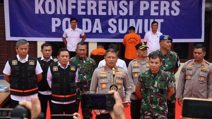 Kapolda Sumut Komjen Agung Imam Setya Efendi SIK MSi didampingi Kabid Humas Polda Sumut Kombes Pol Hadi Wahyudi SH SIK, Kapolres Tanah Karo AKBP Wahyudi Rahman SH SIK MM bersama Pangdam I/BB Mayjen TNI Mochammad Hasan, memberikan keterangan saat menghadiri rilis pengungkapan kasus pembakaran rumah Sempurna Pasaribu, di Polres Tanah Karo, di Jalan Veteran, Kabanjahe, Senin (8/7/2024).