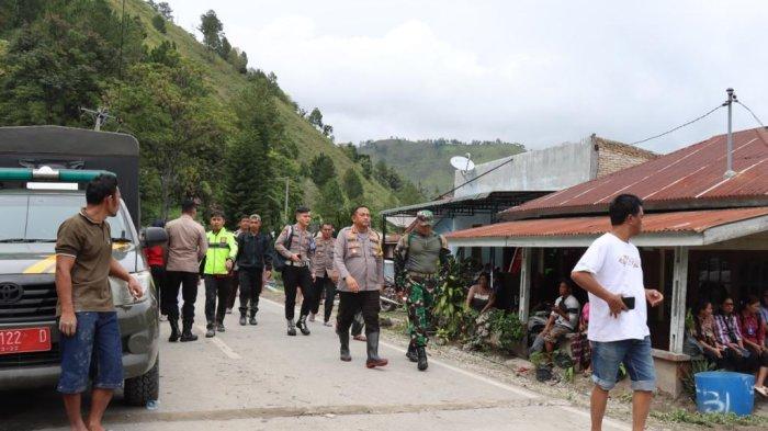 Kapolres Humbahas bersama Dandim sampai saat ini terus memantau jalannya evakuasi di lokasi bencana tanah longsor