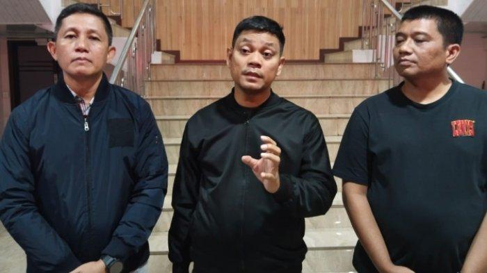 Kapolrestabes Medan, Kombes Valentino Alfa Tatareda, Kabid Humas Polda Sumut, Kombes Hadi Wahyudi dan Kapendam I/Bukit Barisan, Kolonel Inf Rico J Siagian saat menyampaikan keterangan terkait masalah terduga mafia tanah di Polrestabes Medan, Sabtu (5/8/2023) tengah malam.(TRIBUN MEDAN/ARRAY A ARGUS)