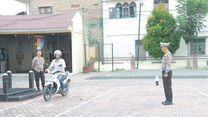 Kapolres Samosir, AKBP Yogie Hardiman, SH SIK MH Sidak pelayanan SKCK (Surat Keterangan Catatan Kepolisian), pelayanan SIM (Surat Izin Mengemudi) di Satuan Penyelenggara Administrasi SIM (Satpas), Ujian Praktek SIM dan Pelayanan SPKT Mapolres Samosir, Selasa (26/03/2024).