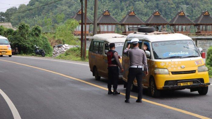 Kapolres Tanah Karo AKBP Eko Yulianto, didampingi jajaran Polres Tanah Karo mengecek sejumlah spanduk yang berisikan informasi dan peringatan dampak jalur Medan-Berastagi yang belum bisa dilalui akibat longsor, di Kecamatan Sibolangit, Kabupaten Deli Serdang, Jumat (29/11/2024).
