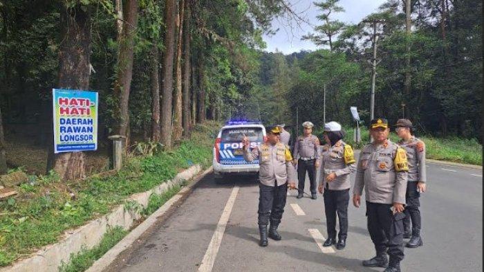 Kapolres Tanah Karo AKBP Eko Yulianto, didampingi jajaran Polres Tanah Karo mengecek sejumlah spanduk yang berisikan informasi dan peringatan dampak jalur Medan-Berastagi yang belum bisa dilalui akibat longsor, di Kecamatan Sibolangit, Kabupaten Deli Serdang, Jumat (29/11/2024). (TRIBUN MEDAN/HO)