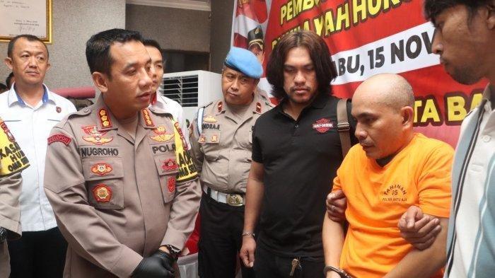 Kapolresta Barelang Kombes Pol Nugroho menanyai tersangka Ahmad Yuda Siregar di Mapolresta Barelang, Kapulauan Riau, Rabu (15/11/2023). (Via Tribun Batam).