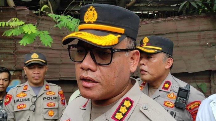 Kapolrestabes Medan Kombes Gidion Arif Setyawan saat diwawancarai soal komplotan geng motor serang warkop Mie Aceh hingga rampok sepeda motor warga di Kecamatan Delitua, Rabu (13/11/2024) dinihari. Polisi memberi ultimatum pelaku menyerahkan diri, atau ditangkap dalam keadaan hidup ataupun mati.
