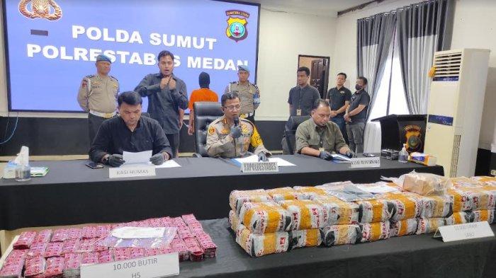 Kapolrestabes Medan Kombes Teddy John Sahala Marbun (tengah) Kasat Narkoba Polrestabes Medan AKBP Jhon Herry Rakutta Sitepu (kanan) saat memaparkan pengungkapan narkoba 53 kilogram dan pil happy five 10 ribu di Polrestabes Medan, Sabtu (3/2/2024). Pengungkapan dilakukan di Pekanbaru setelah membuntuti kurir dari Tanjungbalai.