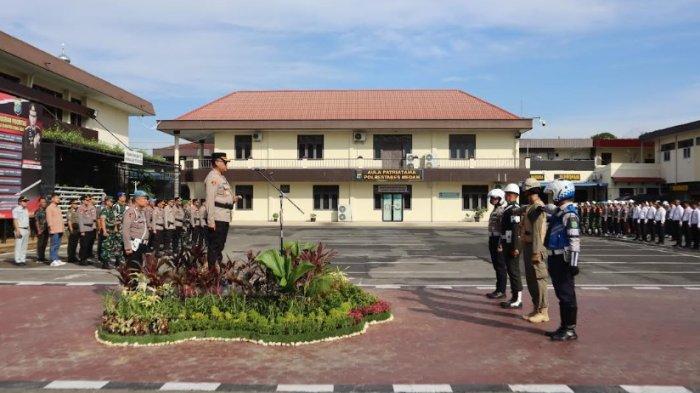 Kapolrestabes Medan, Kombes pol Gidion Arief Setyawan memimpin apel petugas gabungan untuk melakukan pengamanan perayaan tahun baru 2025. Apel tersebut berlangsung di halaman Polrestabes Medan, pada 20 Desember kemarin.