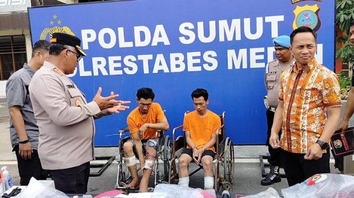 PEMBUNUHAN SOPIR TAKSOL: Kapolrestabes Medan menginterogasi kedua pelaku yang melakukan pembunuhan Michael Frederick Pakpahan (25 Tahun) di Polrestabes Medan,Jumat (11/4/2025).