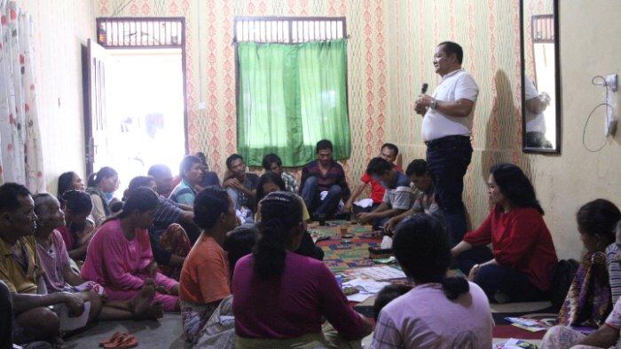 Ketua DPD PDIP Sumut Drs Rapidin Simbolon MM bersama Caleg DPRD Kabupaten Humabaja Masria Sinaga mengenalkan program KTP Sakti Pasangan Capres yang diusung PDI Perjuangan Ganjar-Mahfud di Desa Manalu Kecamatan Pakkat Kabupaten Humbang Hasundutan, Sabtu (16/12/2023).