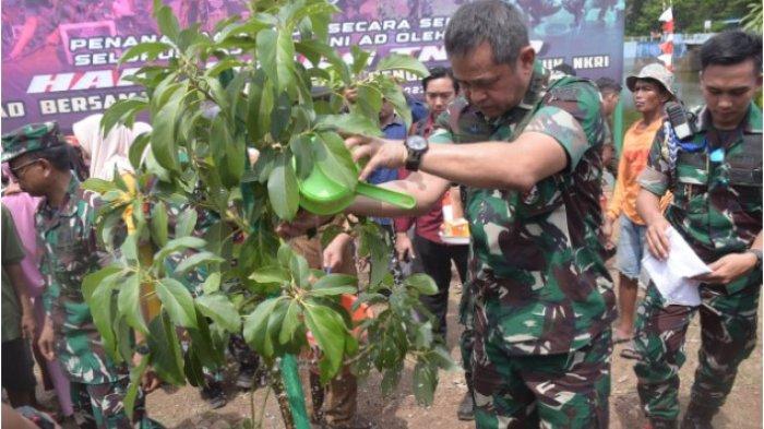 Kasad Jenderal Maruli Simanjuntak saat menyiram tanaman yang baru ditanam.