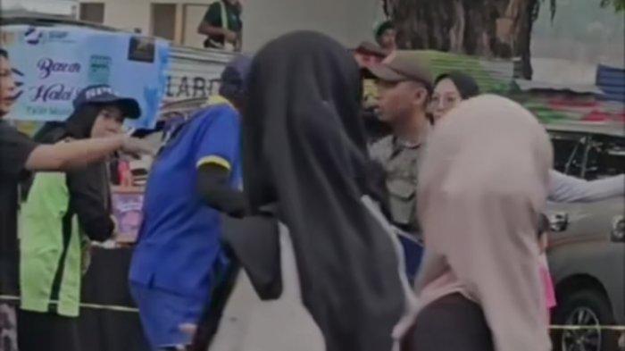 Seorang Satpol PP Medan dan Pedagang Roti yang sudah tua saat diterbitkan dengan cara mendorong sepedanya hingga hampir jatuh viral di sosial media, Senin (22/7/2024). Kasatpol PP Medan sebut cara penertiban tidak humanis yang dilakukan anggotanya termasuk dinamika tugas