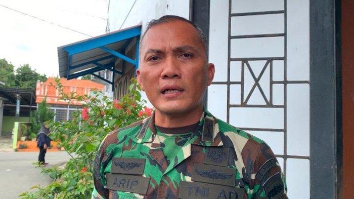 PENYERANGAN TNI AD - Kasmen Arhanud-2/SSM, Letkol Arip Budi Cahyono, menyampaikan keterangannya di Kantor Desa Durin Simbelang, terkait peristiwa penyerangan yang dilakukan oleh puluhan prajuritnya di Dusun III, Desa Durin Simbelang, Kecamatan Pancurbatu, Deliserdang. Kejadian penyerangan tersebut terjadi, pada Rabu (29/1/2025) kemarin. Akibatnya, tiga unit sepeda motor dan satu unit mobil Toyota Avanza warna hitam rusak dan sebuah warung porak-poranda.